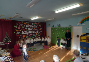 Tuptusie występują przed gośćmi.
