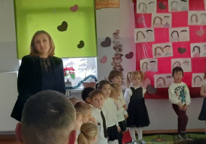 Pani Dyrektor wita gości na Dniu Babci i Dziadka.