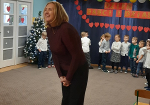 Pani Dyrektor wita gości na Dniu Babci i Dziadka.