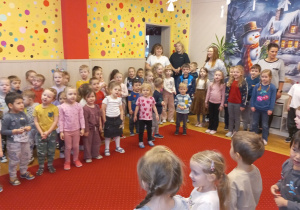 Dzieci śpiewają na styczniowych urodzinkach.
