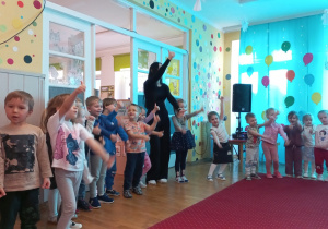 Dzieci tańczą na styczniowych urodzinkach.