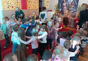 Dzieci tańczą w parach na styczniowych urodzinkach.