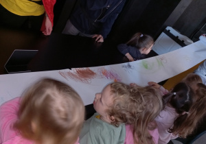 Tuptusie rysują wspólnie na kartce.
