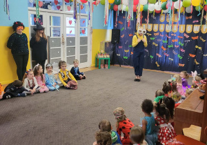 Pani Agnieszka przebrana za minionka wita dzieci.