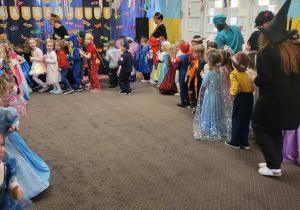 Dzieci tańczą na balu karnawałowym wraz z Paniami.