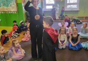 Juniorzy biorą udział w konkursie.
