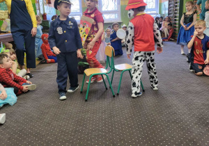 Zabawa w gorące krzesła.