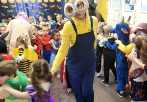 Pani Agnieszka w stroju minionka.