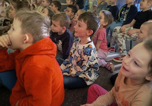 Dzieci oglądają spektakl.