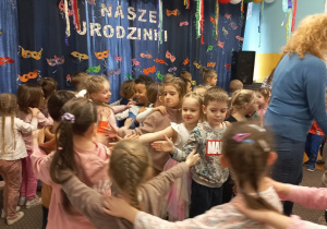 Dzieci podają sobie ręce.