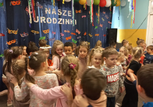 Dzieci ustawione w pociąg.