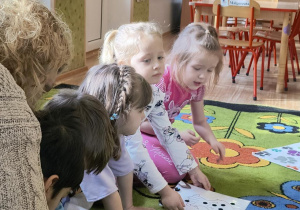 Dzieci układają części ciała pieska.