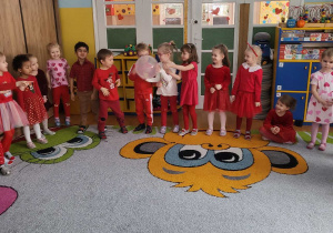 Smyki i Tuptusie razem w sali.