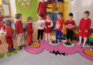 Smyki i Tuptusie razem w sali.