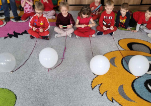Smyki w zabawie kto szybciej przyciągnie balon.