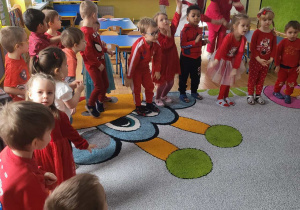 Dzieci tańczą w kole.
