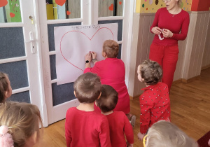 Pani Beata przykleja serce w sercometr.