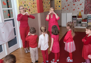Dzieci ustawione w kolejce przed sercometrem.
