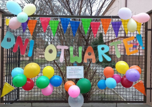 Kolorowy napis "Dni otwarte" z balonami.