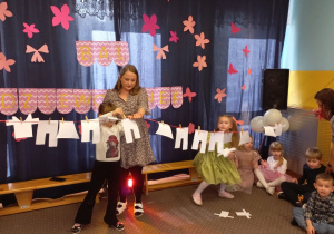 Dziewczynki wieszają "pranie".