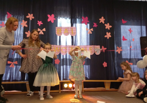 Dziewczynki wieszają "pranie".
