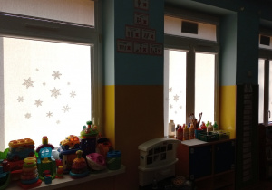 Śnieżynki na oknach w sali Tuptusiów.