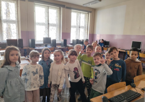 Juniorzy w sali komputerowej.