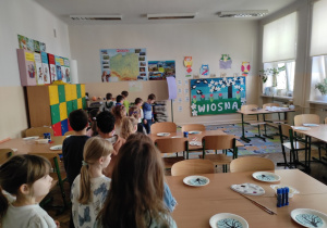 Juniorzy oglądają sale w Szkole Podstawowej nr 94.