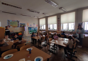 Juniorzy wykonują prace plastyczne.