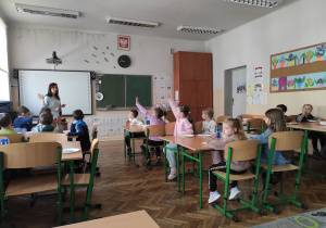Juniorzy w sali biorą udział w zajęciach.