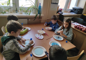 Juniorzy wykonują prace plastyczne.