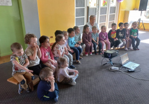 Tuptusie siedzą na ławce.