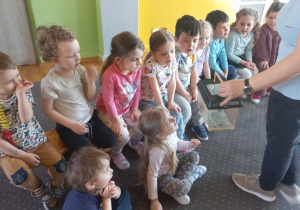Tuptusie oglądają żaby.