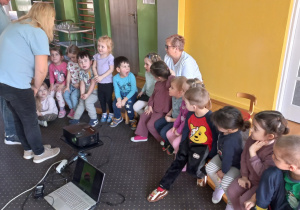 Dziewczynka odpowiada na pytanie.