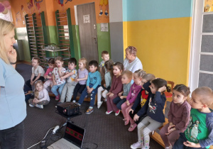Tuptusie siedzą na ławce.