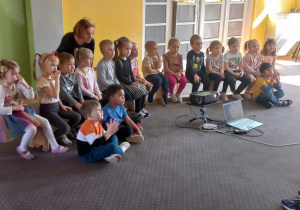 Smyki siedzą na ławce.