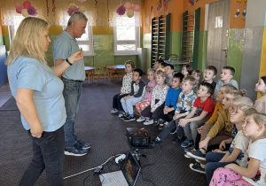 Dzieci uważnie słuchają.