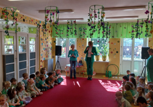 Pani Agnieszka i Pani Dyrektor stoją wśród dzieci.