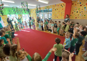 Dzieci tańczą wraz z Paniami.