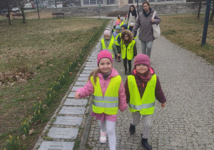 Grupa dzieci podczas marszu.