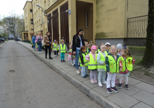 Grupa dzieci przed wejściem do przedszkola.