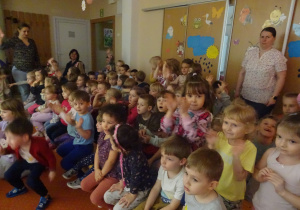 Dzieci klaszczą w dłonie.