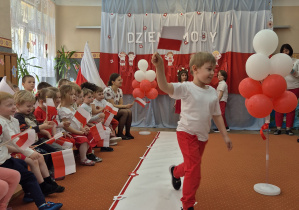 Nastepny chłopec idzie wzdłuż sali.