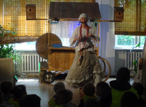 Juniorzy na spektaklu pt. „Fintikluszki” w Stowarzyszeniu Kamienica