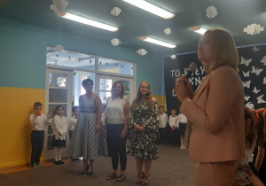 Pani Dyrektor dziękuje Pani Basi, Sylwii i Karolinie.