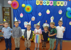 Grupa dzieci stoi przy dekoracji