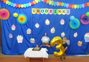 trzylatek trzyma balon