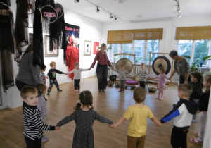 Dzieci tańczą w kole.