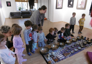 Dzieci podchodzą do wystawionych instrumentów.