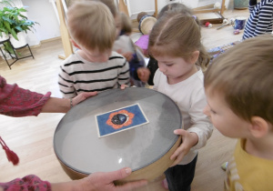 Dzieci oglądają bębenek
